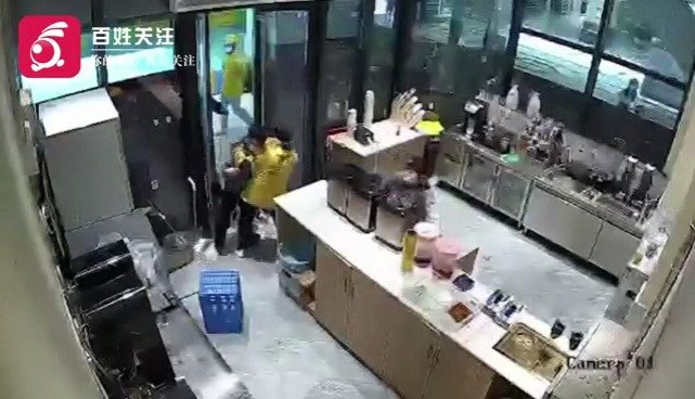 浙江临海一男子醉酒大闹霸王茶姬殴打店员店员：警方已介入