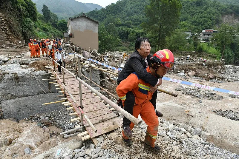 四川宜宾市筠连县山体滑坡已造成30余人失联