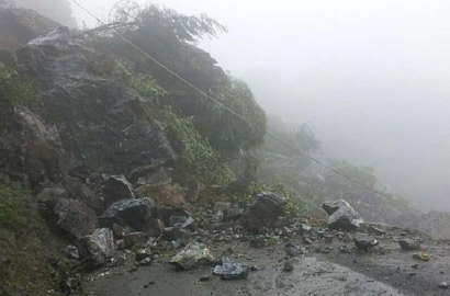 四川筠连山体滑坡现场：核心区域雨雾笼罩，不时有滚石坠落